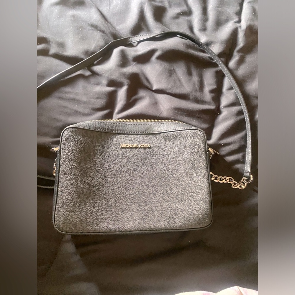 Micheal Kors cross body bag